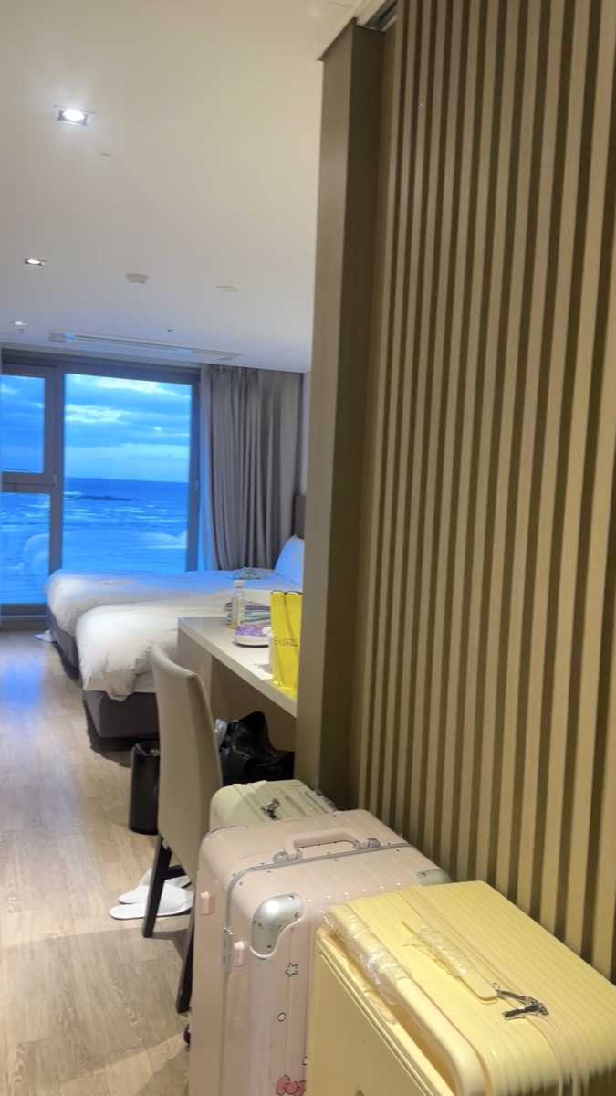 海景酒店房间旅行住宿场景商业照片 | AI智能生成设计模板-千图AI