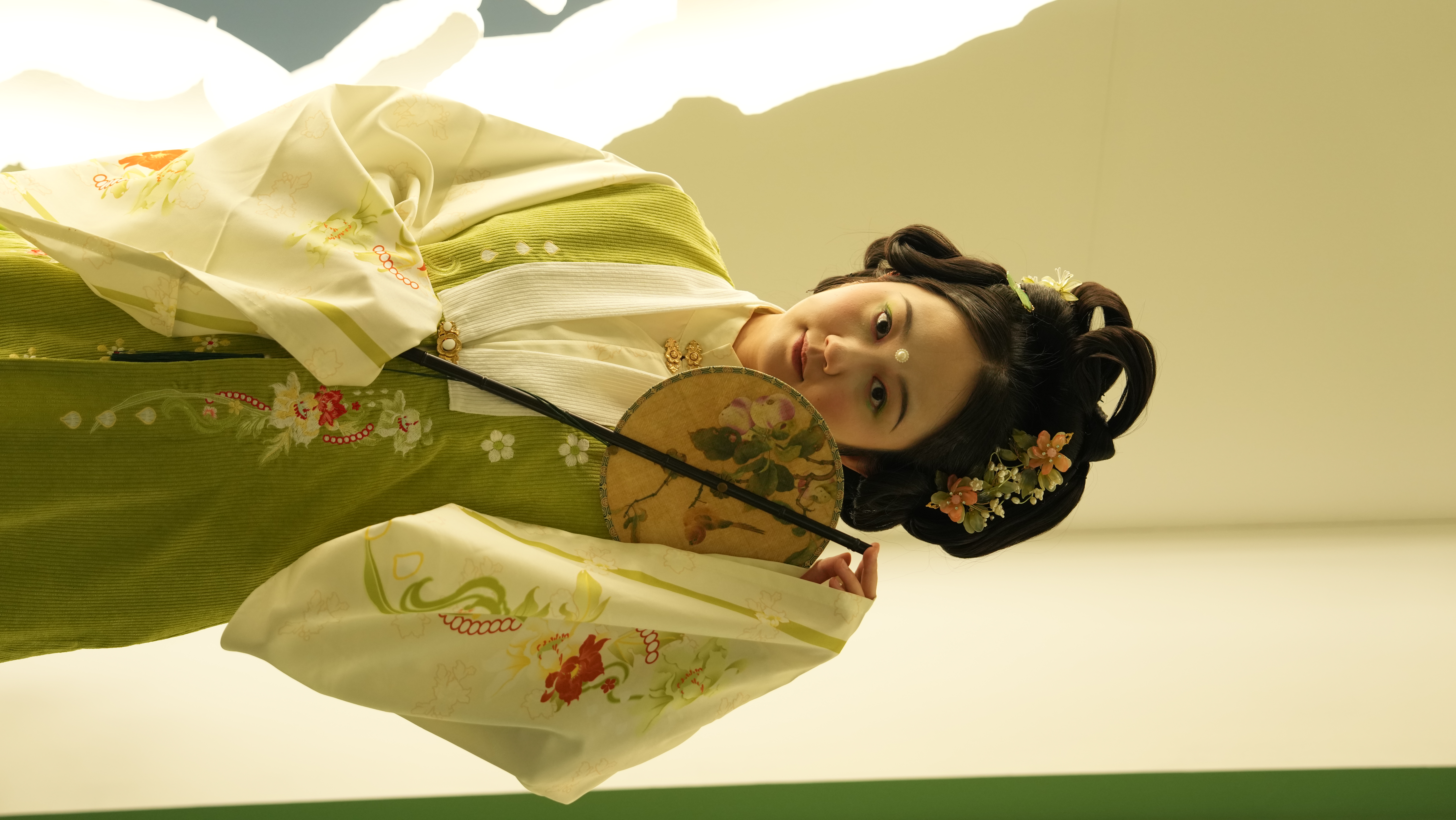 中国风古装女子汉服持扇人像照片 | AI智能生成设计模板-千图AI