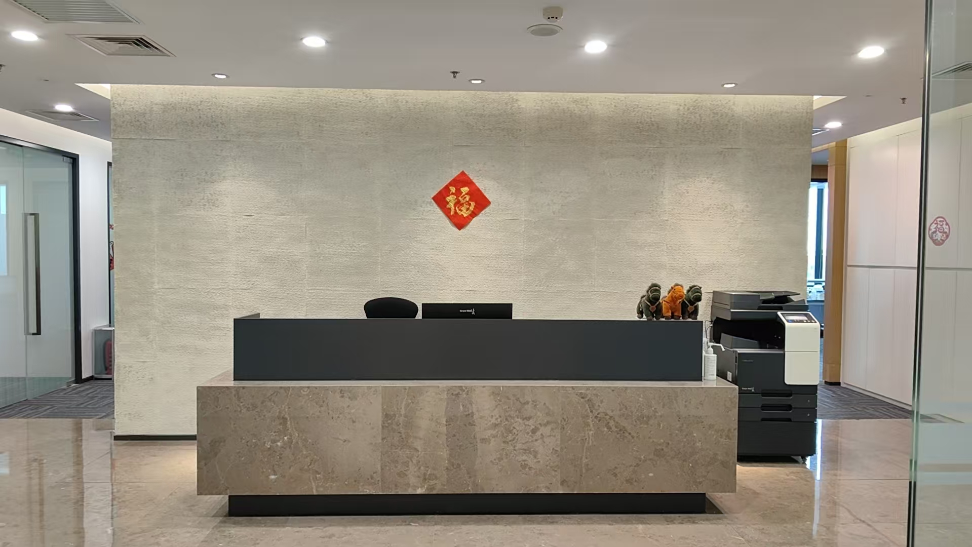 简约风办公商务前台场景商业照片 | AI智能生成设计模板-千图AI