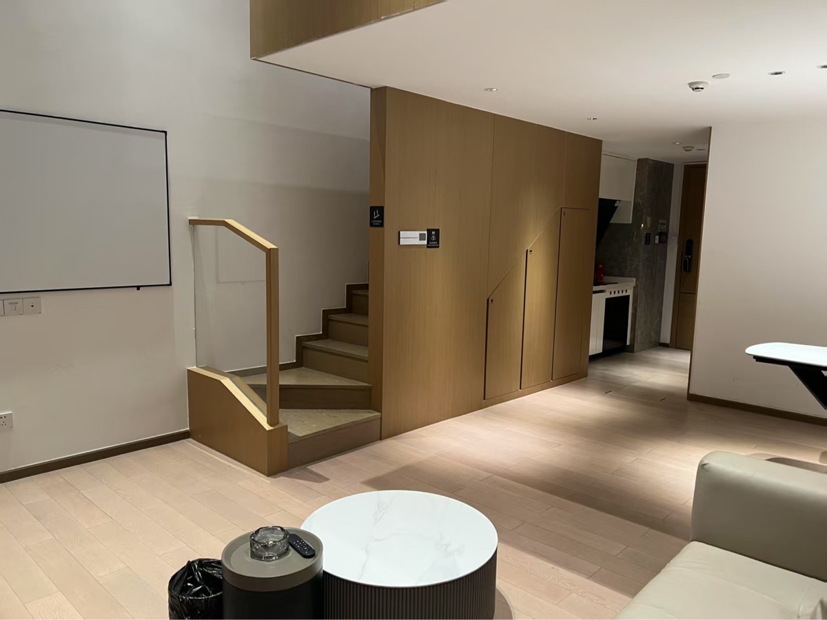 现代简约风家居客厅楼梯商业照片 | AI智能生成设计模板-千图AI